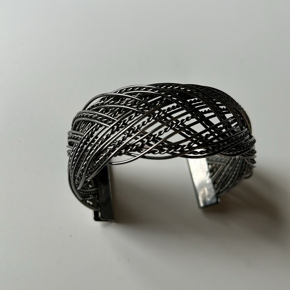 🌻Silver Toned Wired Cuff Bracelet - Picture 4 of 8